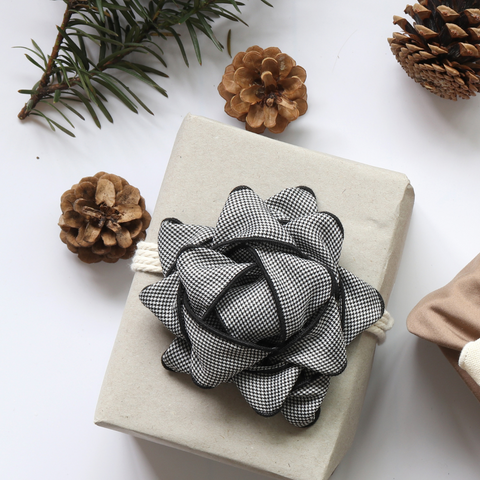 Reusable gift bow made of recycled fabric - Houndstooth