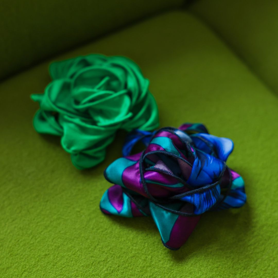 IMPARFAIT - Chou à cadeau en tissu - Vert scintillant