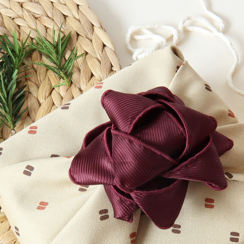 Chou cadeau réutilisable en tissu récupéré - Bourgogne chaleureux